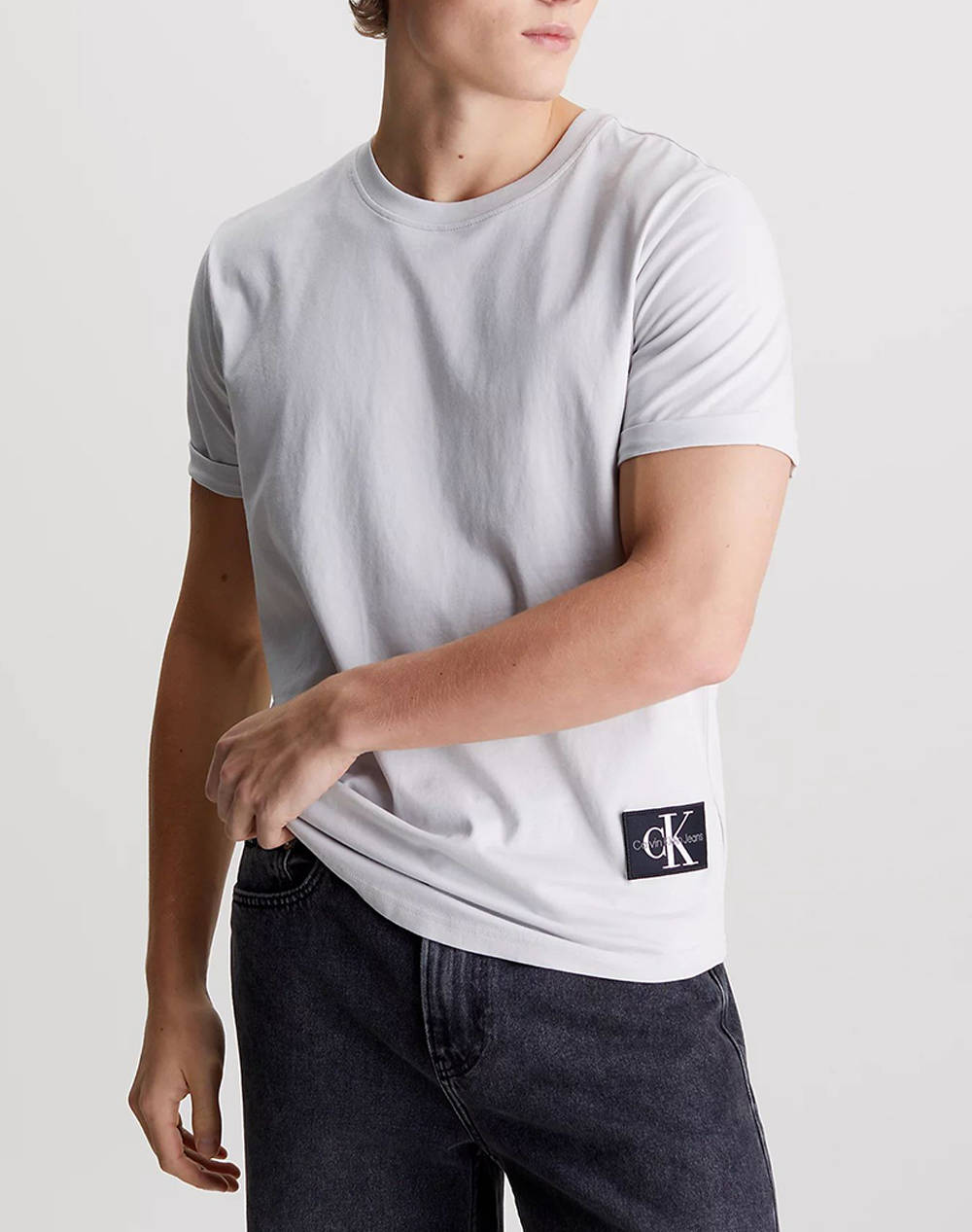 CALVIN KLEIN BADGE ROUND HEM TEE