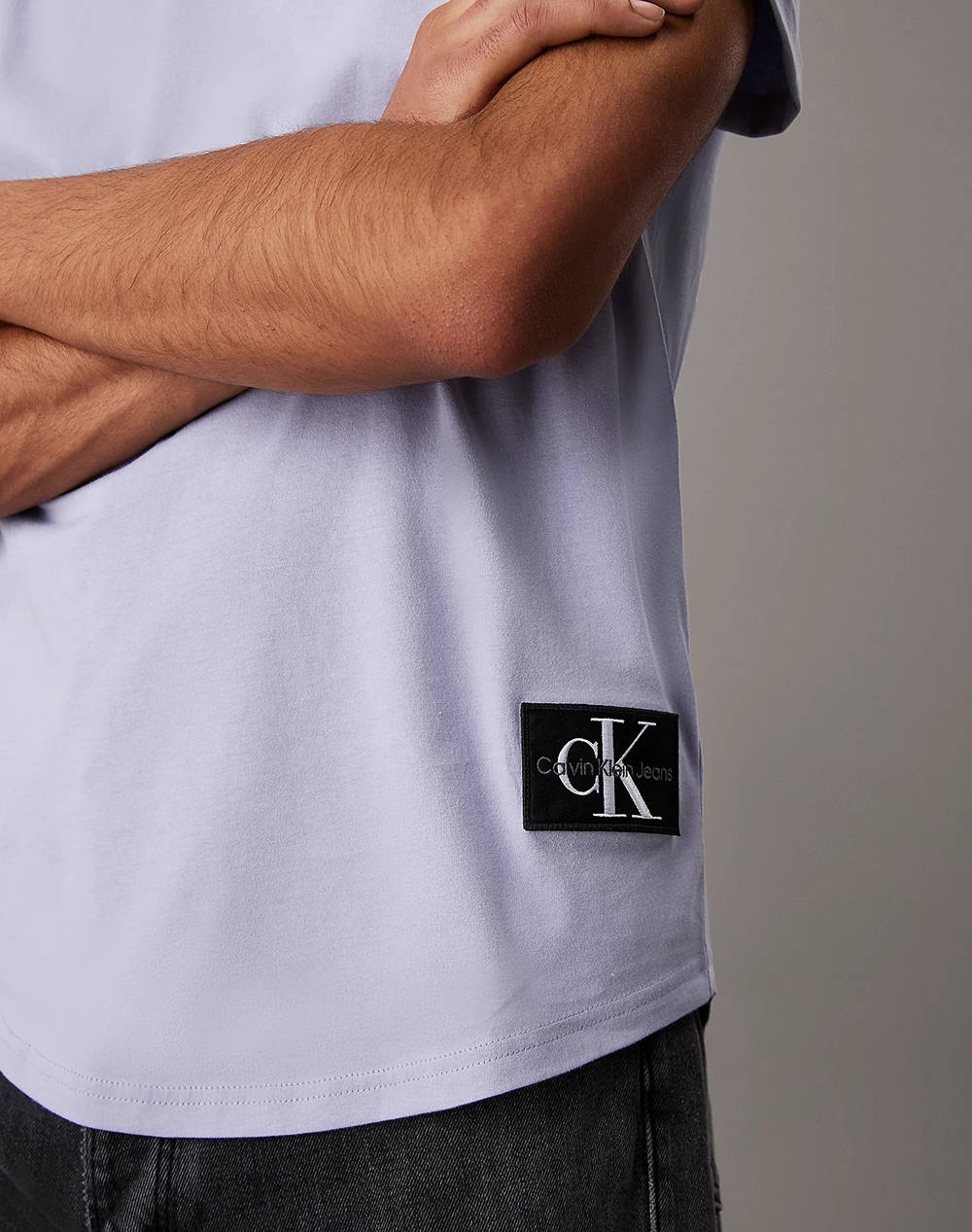 CALVIN KLEIN BADGE ROUND HEM TEE