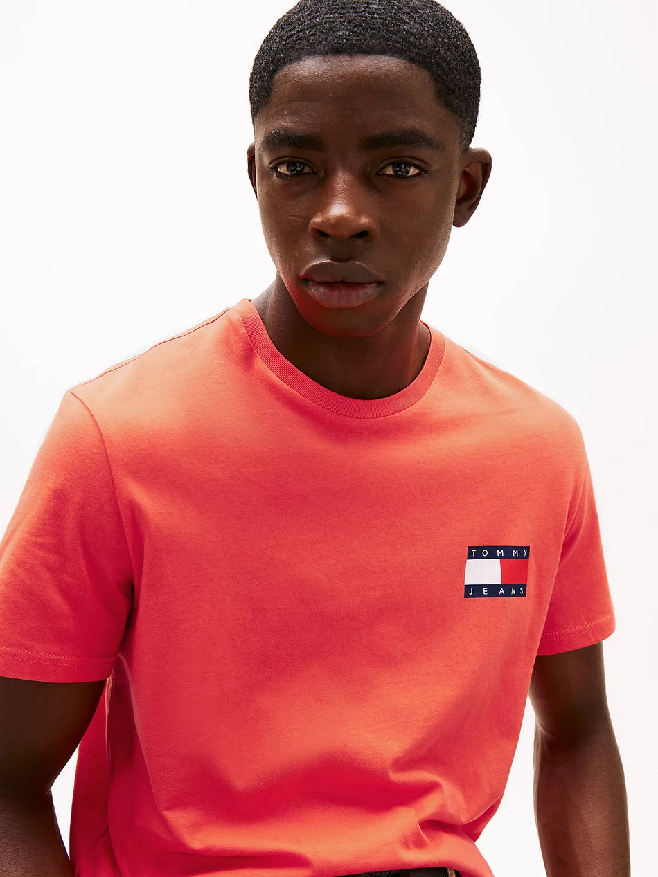 TOMMY JEANS TJM SLIM ESSENTIAL FLAG TEE EXT