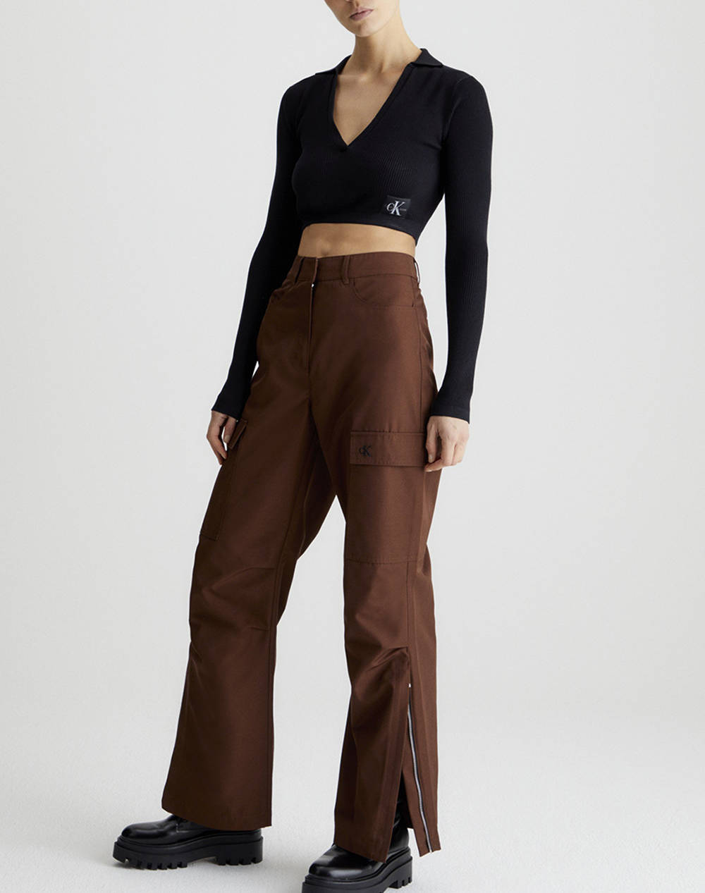 CALVIN KLEIN LABEL TIGHT CROP V-NECK SWEATER