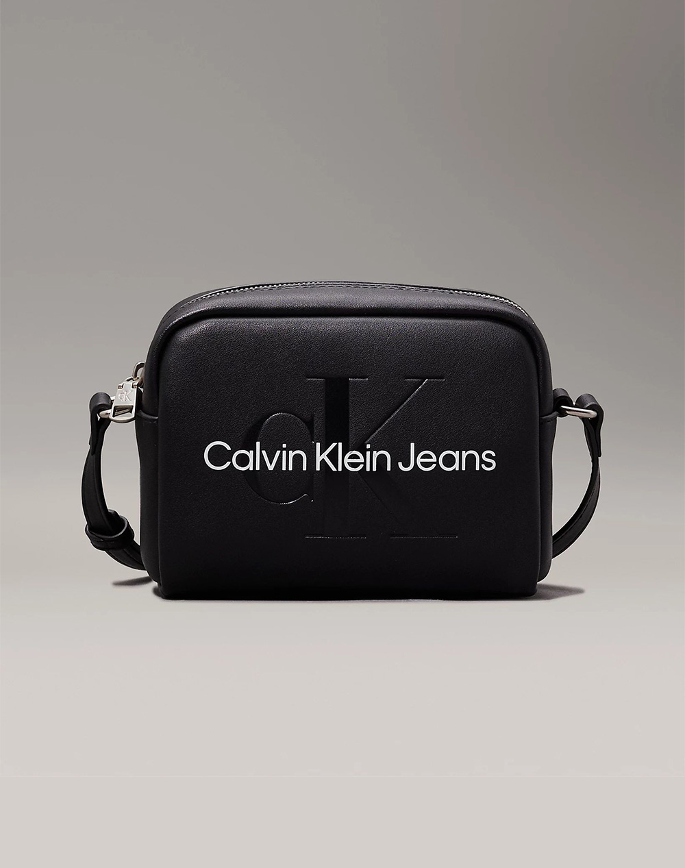 CALVIN KLEIN SCULPTED CAMERA BAG18 MONO (Dimensiuni: 13 x 18 x 7 cm.)