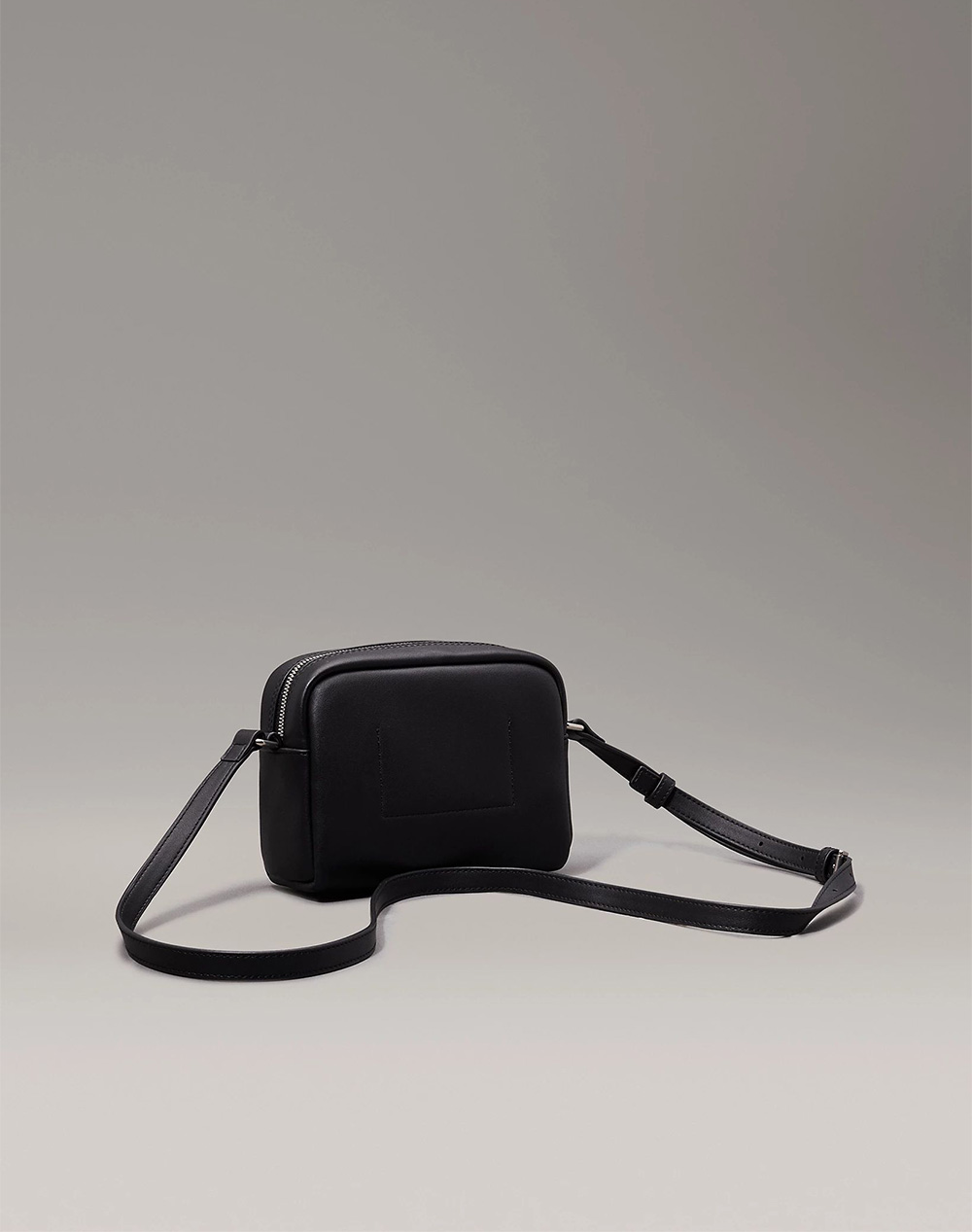 CALVIN KLEIN SCULPTED CAMERA BAG18 MONO (Dimensiuni: 13 x 18 x 7 cm.)