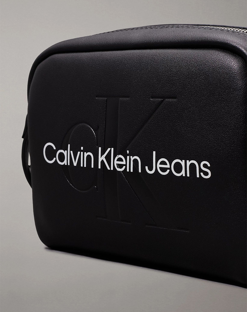 CALVIN KLEIN SCULPTED CAMERA BAG18 MONO (Dimensiuni: 13 x 18 x 7 cm.)