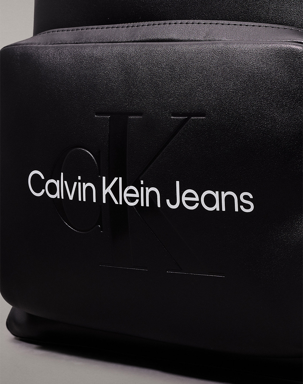 CALVIN KLEIN SCULPTED CAMPUS BP40 MONO (Dimensiuni: 24/31 x 40.5 x 13 cm.)