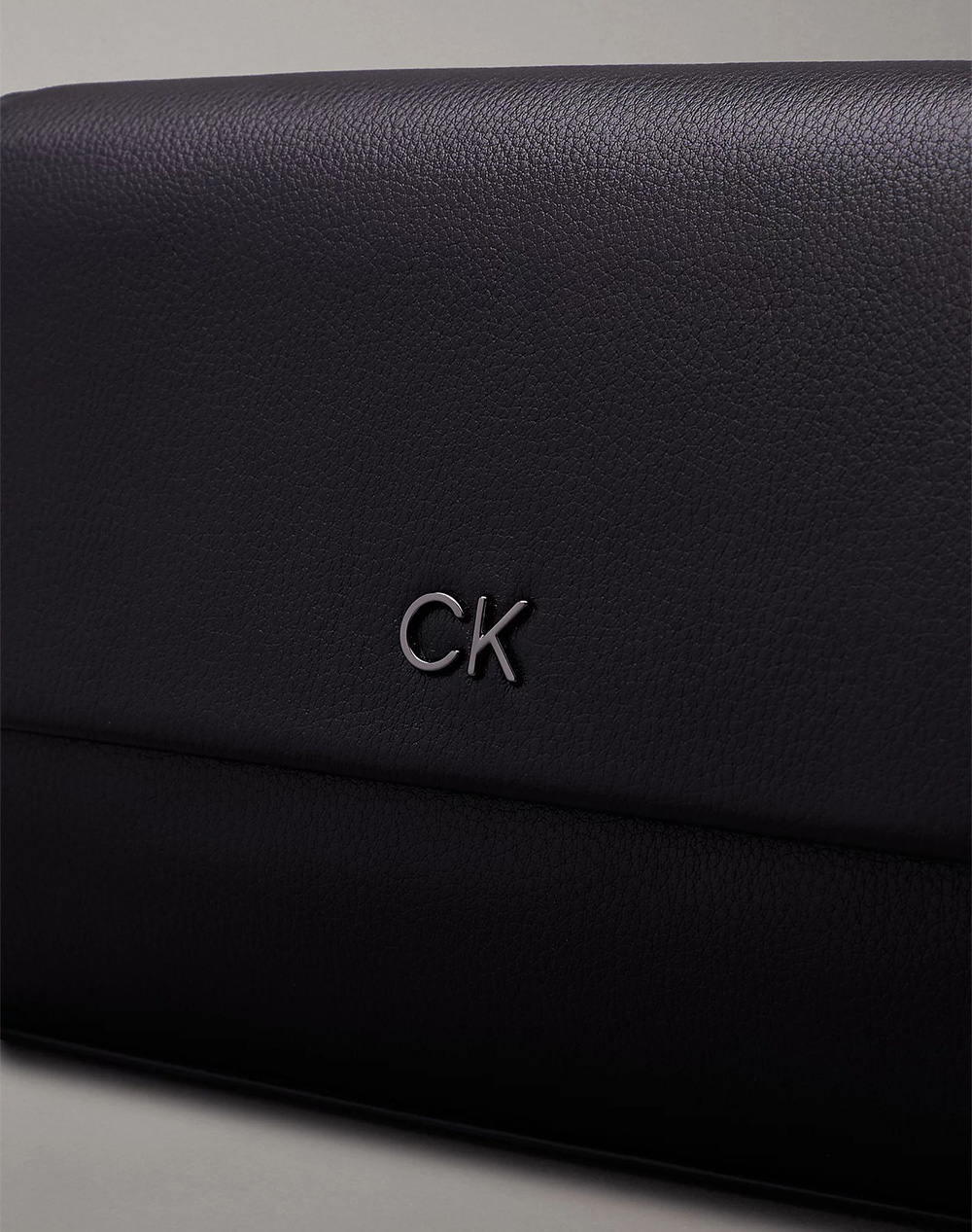 CALVIN KLEIN CK DAILY SHOULDER BAG PEBBLE (Dimensiuni: 28 x 15 x 8 cm.)