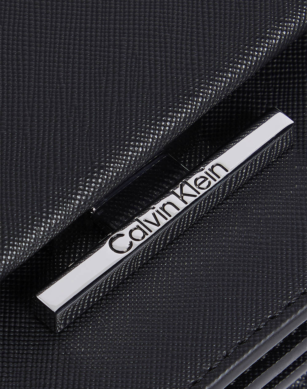 CALVIN KLEIN CK LINEAR CROSSBODY_SAFFIANO (Dimensiuni: 20 x 15 x 7 cm)