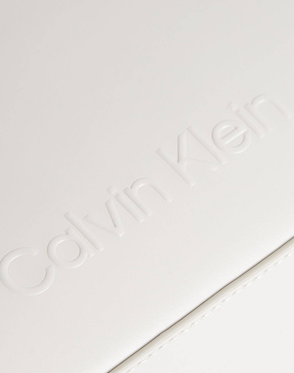 CALVIN KLEIN EMBOSSED LOGO SHOULDER BAG ( Dimensiuni: 31 x 14.5 x 7 cm)