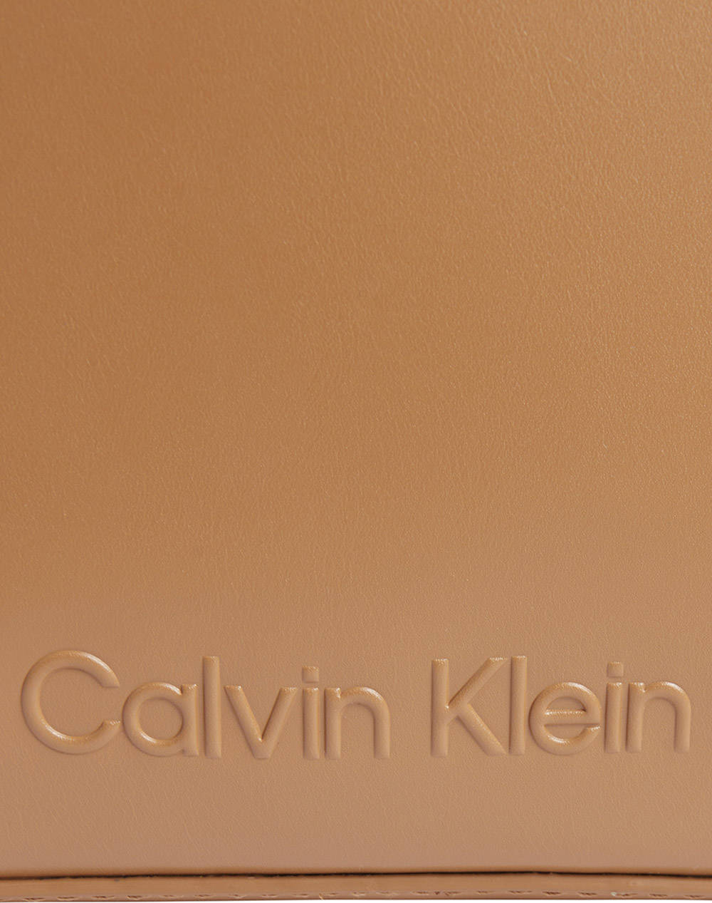 CALVIN KLEIN EMBOSSED LOGO CAMERA BAG ( Dimensiuni: 22 x 15 x 10 cm)