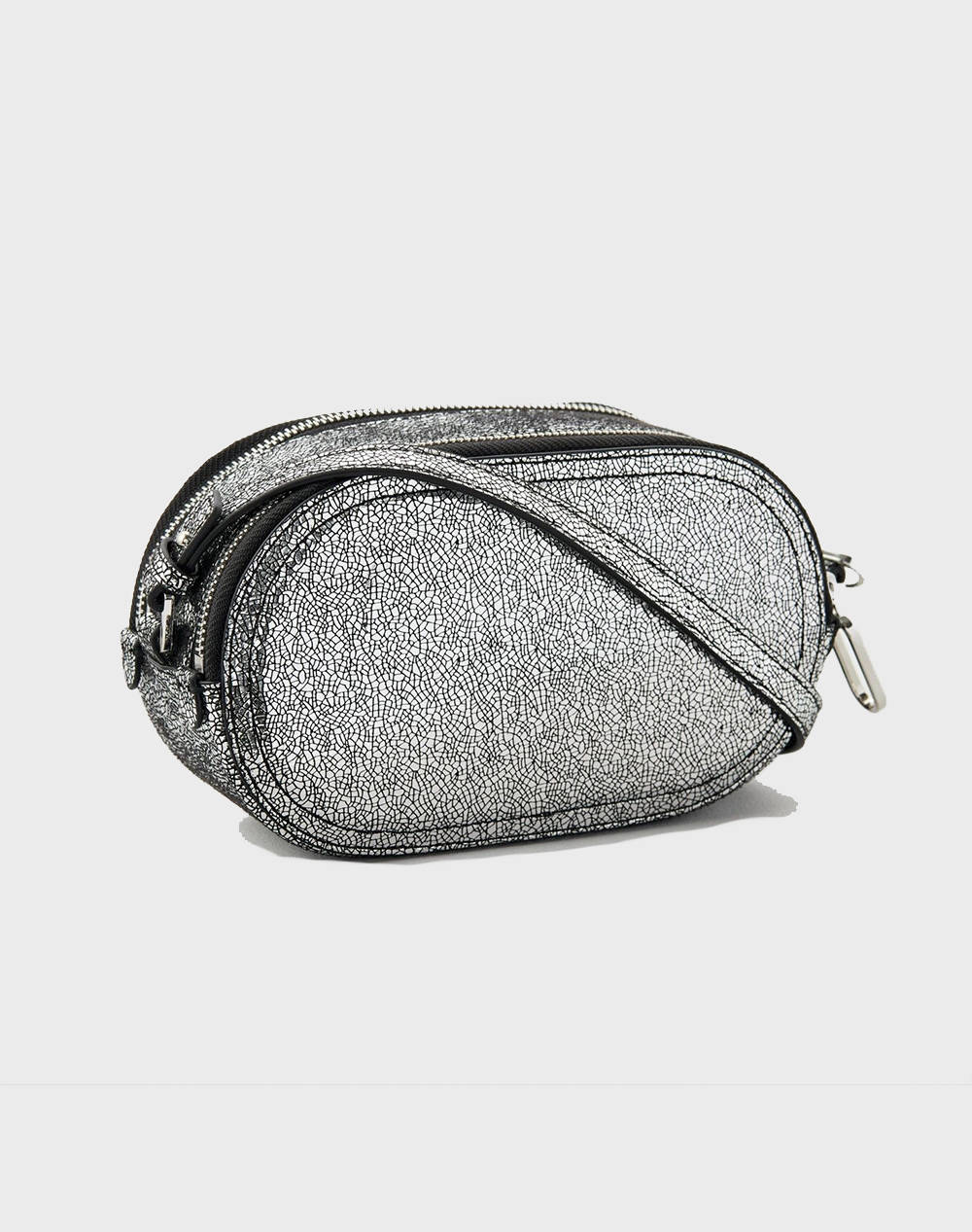 KARL LAGERFELD JEANS ESSENTIAL LOGO CAMERA BAG (Dimensiuni: 21 x 13 x 7 cm.)