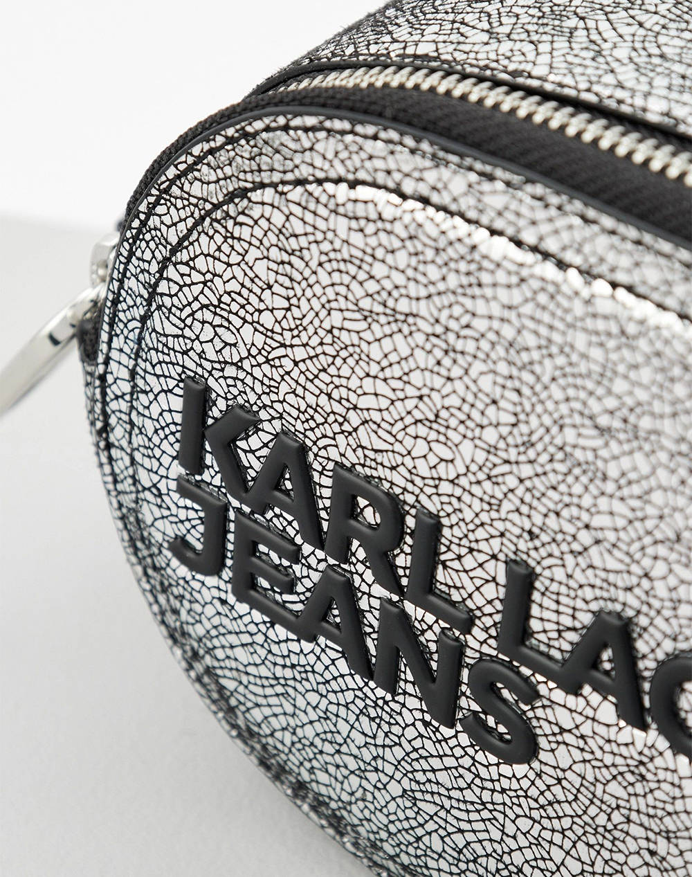 KARL LAGERFELD JEANS ESSENTIAL LOGO CAMERA BAG (Dimensiuni: 21 x 13 x 7 cm.)