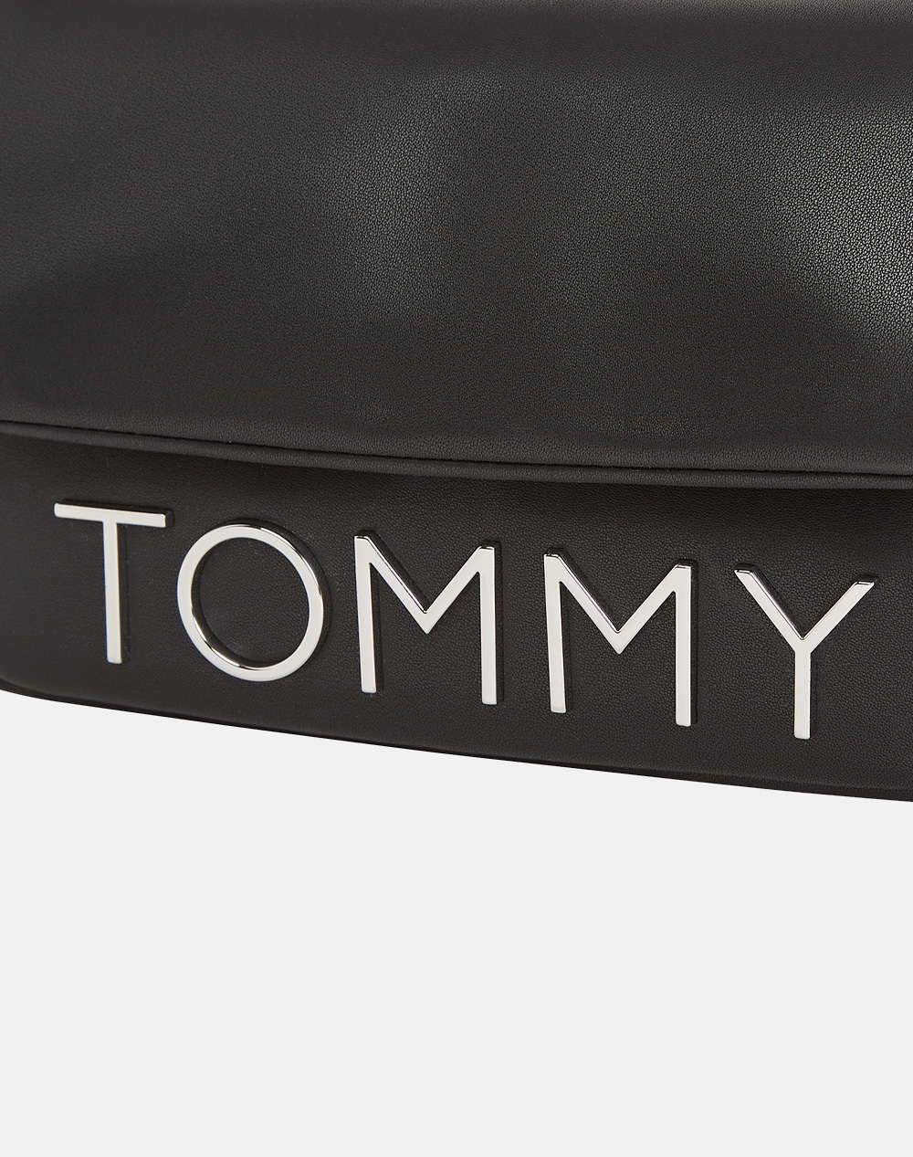 TOMMY JEANS TJW BOLD ELONGATED FLAP CROSS. (Dimensiuni: 14 x 23 x 6 cm)