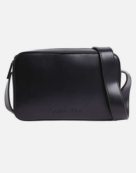 CALVIN KLEIN EMBOSSED LOGO CAMERA BAG ( Dimensiuni: 22 x 15 x 10 cm)