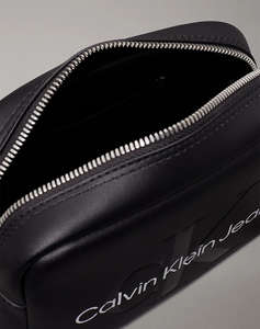 CALVIN KLEIN SCULPTED CAMERA BAG18 MONO (Dimensiuni: 13 x 18 x 7 cm.)