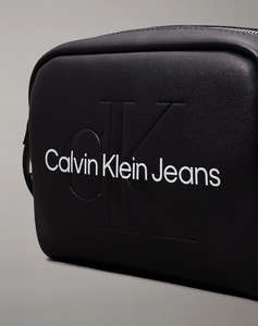 CALVIN KLEIN SCULPTED CAMERA BAG18 MONO (Dimensiuni: 13 x 18 x 7 cm.)