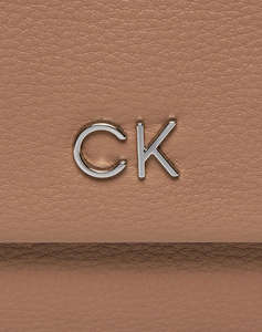 CALVIN KLEIN CK DAILY SHOULDER BAG PEBBLE (Dimensiuni: 28 x 15 x 8 cm.)