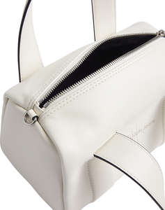 CALVIN KLEIN SCULPTED SQUARE BARREL BAG MONO (Dimensiuni: 25 x 14.5 x 13 cm.)