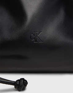 CALVIN KLEIN GATHERED EW CROSSBODY PU (Dimensiuni: 19.5 x 26 x 7.5 cm.)