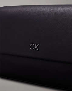 CALVIN KLEIN CK DAILY SHOULDER BAG PEBBLE (Dimensiuni: 28 x 15 x 8 cm.)