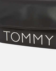 TOMMY JEANS TJW BOLD ELONGATED FLAP CROSS. (Dimensiuni: 14 x 23 x 6 cm)