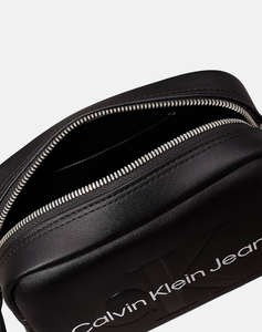 CALVIN KLEIN SCULPTED CAMERA BAG18 MONO (Dimensiuni: 13 x 18 x 7 cm.)