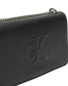 CALVIN KLEIN SCULPTED EW FLAP25 DEBOSS (Dimensiuni: 25 x 15 x 9 cm.)