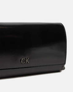 CALVIN KLEIN CK DAILY LG TRIFOLD XBODY_SHINY (Dimensiuni: 18 x 9 cm.)