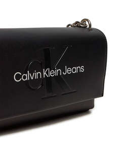 CALVIN KLEIN SCULPTED EW FLAP W/CHAIN25 MONO (Dimensiuni: 25 x 16 x 6.5 cm.)