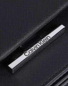 CALVIN KLEIN CK LINEAR CROSSBODY_SAFFIANO (Dimensiuni: 20 x 15 x 7 cm)