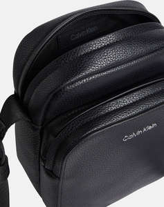 CALVIN KLEIN CK MUST REPORTER S W/PCKT (Dimensiuni: 19.5 x 16 x 6 cm.)