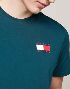 TOMMY JEANS TJM SLIM ESSENTIAL FLAG TEE EXT