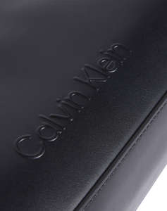 CALVIN KLEIN EMBOSSED LOGO SHOULDER BAG ( Dimensiuni: 31 x 14.5 x 7 cm)