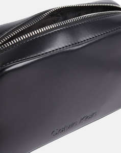 CALVIN KLEIN EMBOSSED LOGO CAMERA BAG ( Dimensiuni: 22 x 15 x 10 cm)