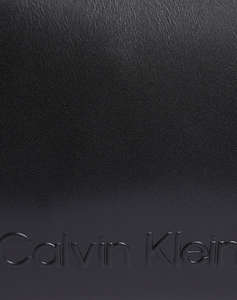 CALVIN KLEIN EMBOSSED LOGO CAMERA BAG ( Dimensiuni: 22 x 15 x 10 cm)