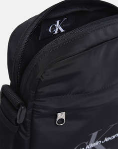 CALVIN KLEIN SPORT ESSENTIALS REPORTER18 M ( Dimensiuni: 16 x 23 x 3.5 cm)