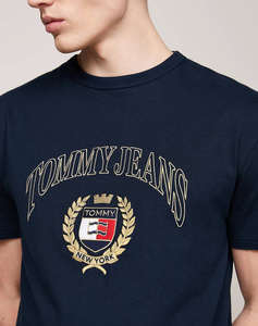 TOMMY JEANS TJM REG TJ GOLD CREST TEE