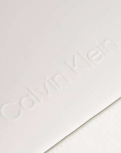 CALVIN KLEIN EMBOSSED LOGO SHOULDER BAG ( Dimensiuni: 31 x 14.5 x 7 cm)