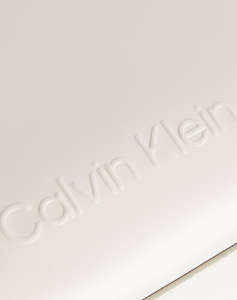 CALVIN KLEIN EMBOSSED LOGO SMALL TOTE ( Dimensiuni: 23 x 20 x 10 cm)