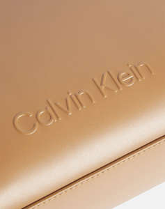 CALVIN KLEIN EMBOSSED LOGO SMALL TOTE ( Dimensiuni: 23 x 20 x 10 cm)