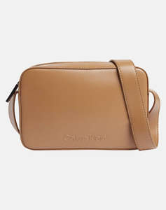 CALVIN KLEIN EMBOSSED LOGO CAMERA BAG ( Dimensiuni: 22 x 15 x 10 cm)