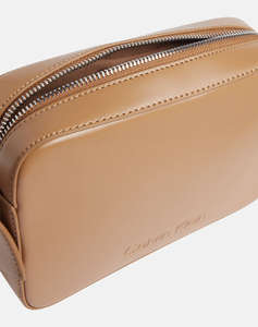 CALVIN KLEIN EMBOSSED LOGO CAMERA BAG ( Dimensiuni: 22 x 15 x 10 cm)