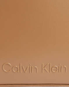 CALVIN KLEIN EMBOSSED LOGO CAMERA BAG ( Dimensiuni: 22 x 15 x 10 cm)