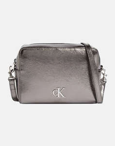 CALVIN KLEIN MINIMAL MONOGRAM CAMERA BAG TUM ( Dimensiuni: 18 x 14 x 7 cm.)