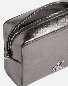 CALVIN KLEIN MINIMAL MONOGRAM CAMERA BAG TUM ( Dimensiuni: 18 x 14 x 7 cm.)