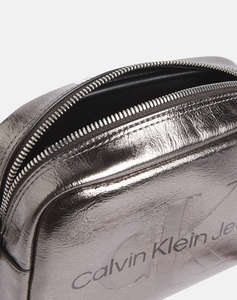 CALVIN KLEIN SCULPTED CAMERA BAG TUM ( Dimensiuni: 18 x 14 x 7 cm.)