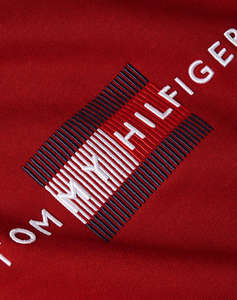 TOMMY HILFIGER HILFIGER FLAG EMBRO SWEATSHIRT