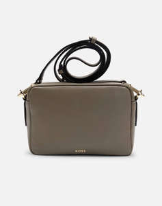 BOSS Alyce Crossbody N 10260880 01 (Dimensiuni:14 x 20,5 x 7 cm.)