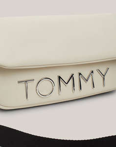 TOMMY JEANS TJW BOLD ELONGATED FLAP CROSS. (Dimensiuni: 14 x 23 x 6 cm)