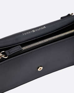 TOMMY HILFIGER TH HERITAGE LRG FLAP W/CHAIN (Dimensiuni: 19 x 4 x 10 cm.)