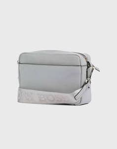 BOSS Alyce Crossbody BM 10260880 01 (Dimensiuni: 21 x 15 x 7cm.)